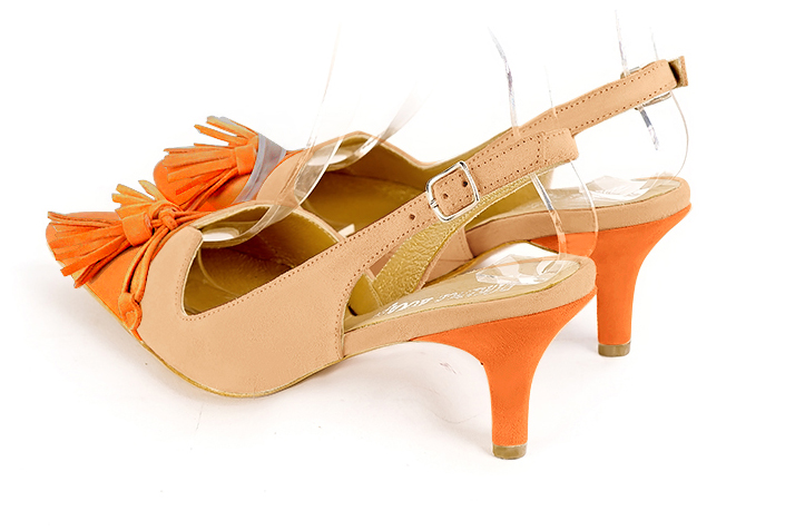, coloris orange abricot. Bout effilé. Mi-haut à haut. Talon fin. Cérémonie, soirée, cocktail, évènementiel. Personnalisation : Choix des cuirs, 
                des couleurs et des talons. Petites et grandes pointures. - Florence KOOIJMAN